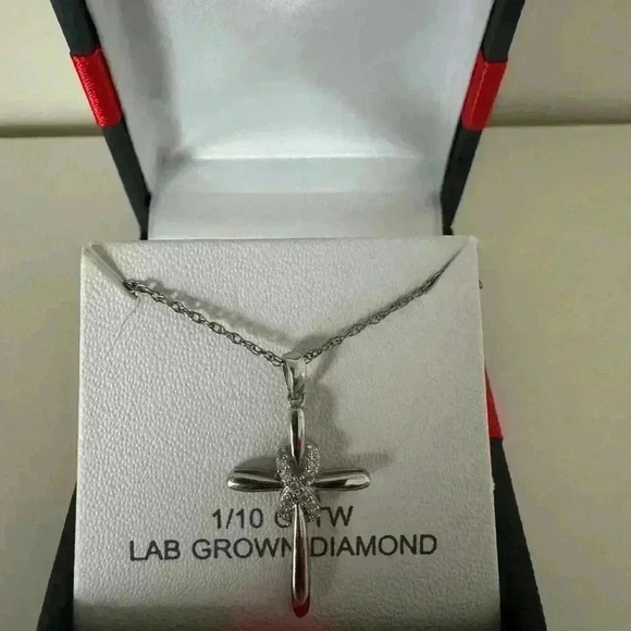 1/10 CTTW Lab Grown Diamond Pendant Women’s Necklace. Sterling Silver Cross. - Picture 1 of 5